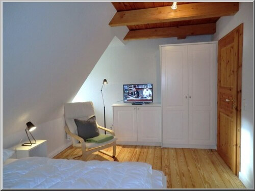 Weiterer Schlafzimmerbereich mit Flat-TV