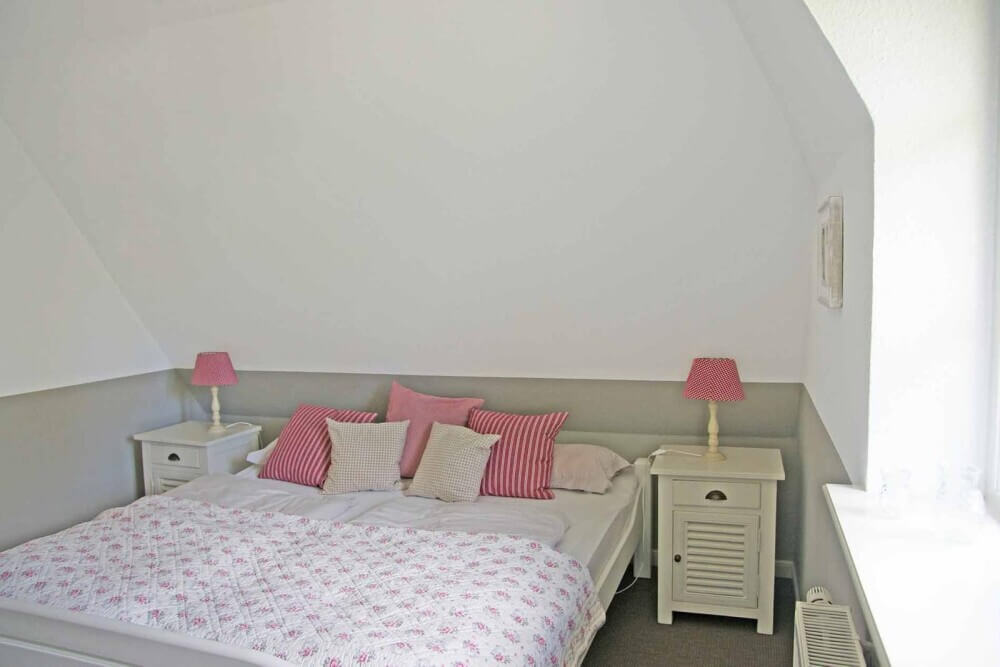Blick in eines der beiden Schlafzimmer mit Doppelbett